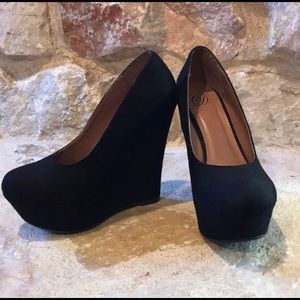 Platform wedges with round toe